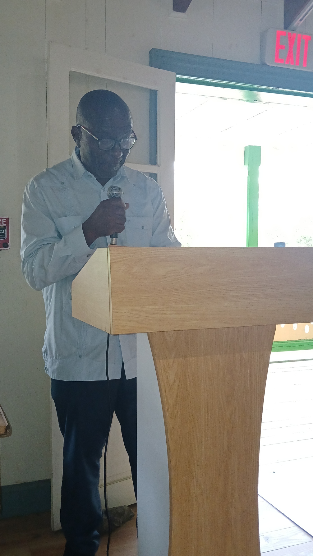 Storyteller Papa Umpo dramatically sharing a story